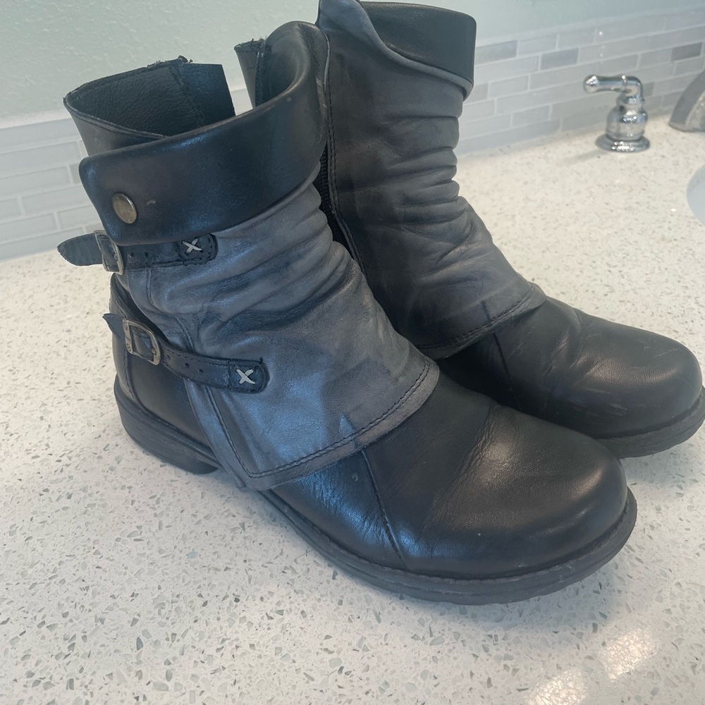 Black leather Ankle boots 
Chelsea style with zipper.